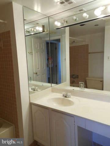 1301 North Courthouse Road, Unit 1805 Arlington, VA 22201 - Photo 18 of 28 Bath (Master)