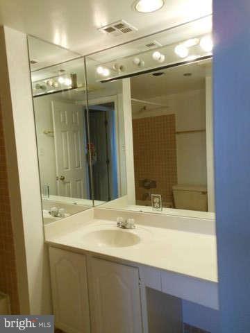 1301 North Courthouse Road, Unit 1805 Arlington, VA 22201 - Photo 19 of 28 Bath (Master)