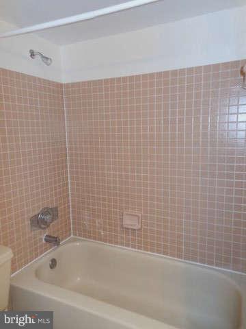 1301 North Courthouse Road, Unit 1805 Arlington, VA 22201 - Photo 20 of 28 Bath (Master)