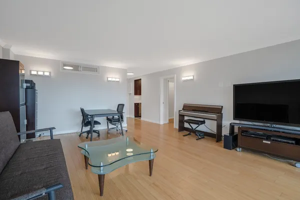 $575,000 | 566 Commonwealth Avenue, Unit 407, Boston, MA 02215