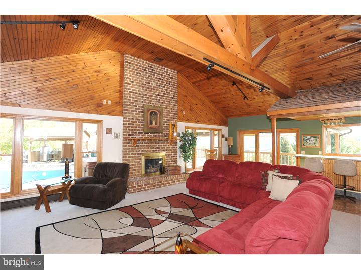 3511 Timber Lane Slatington, PA 18080 - Photo 3 of 25 Living Room