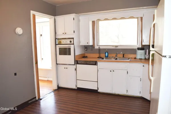 $285,000 | 32 Troy Road, East Greenbush, NY 12061