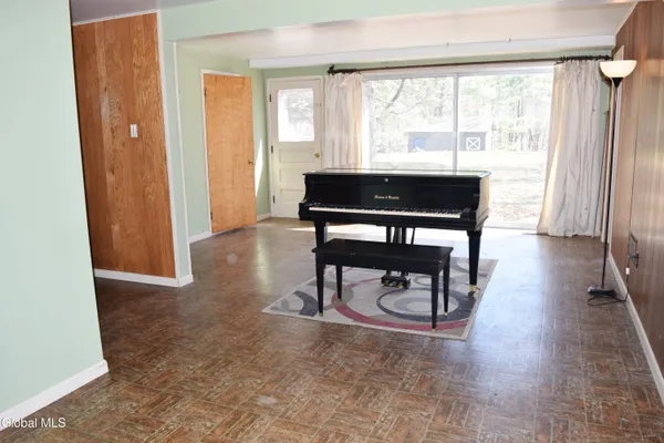 $285,000 | 32 Troy Road, East Greenbush, NY 12061