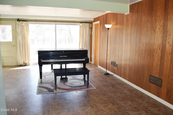 $285,000 | 32 Troy Road, East Greenbush, NY 12061
