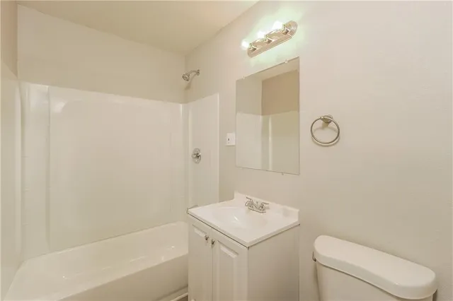 $1,495 | 2411 East 77th Street, Kansas City, MO 64132