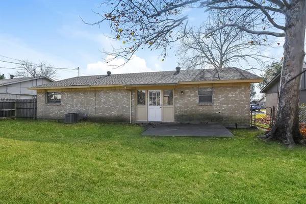 $1,715 | 129 Sheffield Drive, Cedar Hill, TX 75104