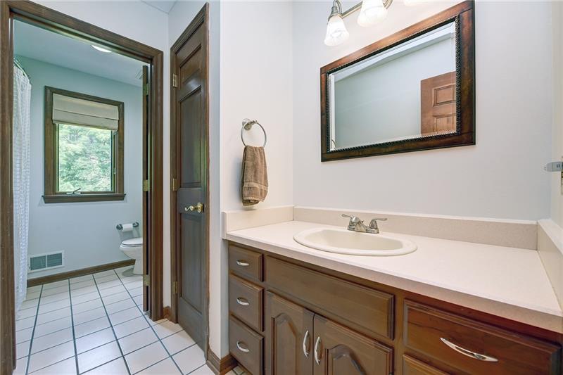 463 McCombs Road Venetia, PA 15367 - Photo 22 of 25 Hall Bathroom
