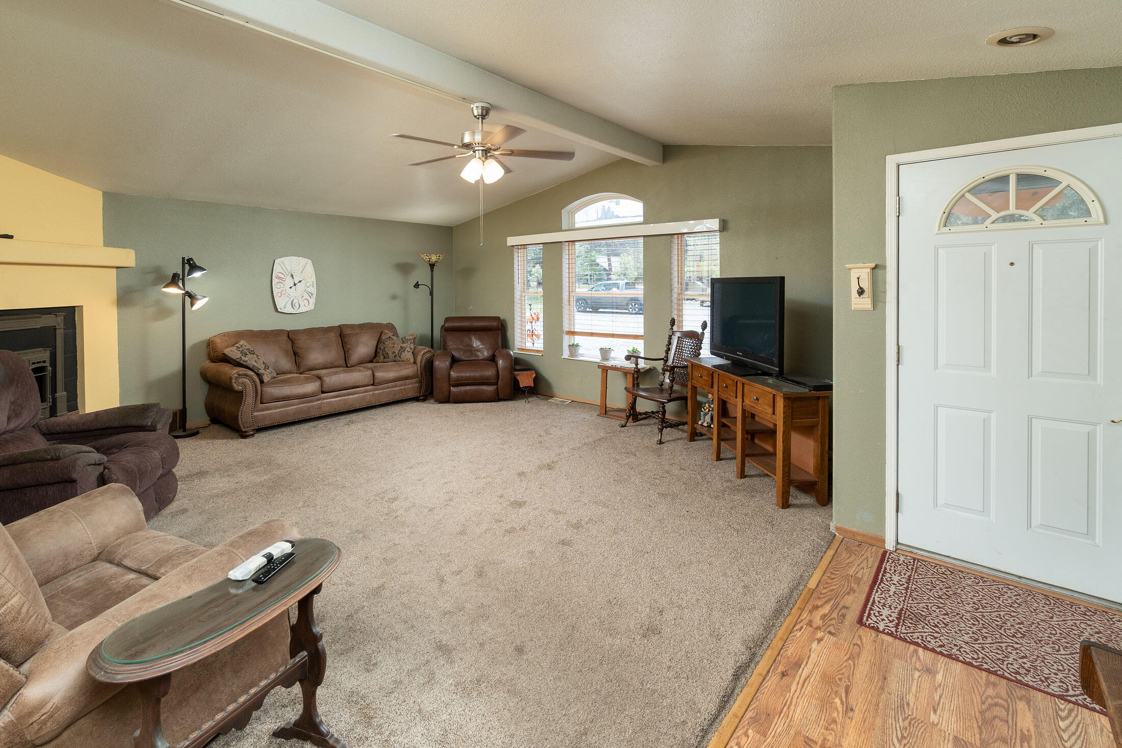59988 Navajo Road Bend, OR 97702 - Photo 17 of 39 Living Room/Fireplace