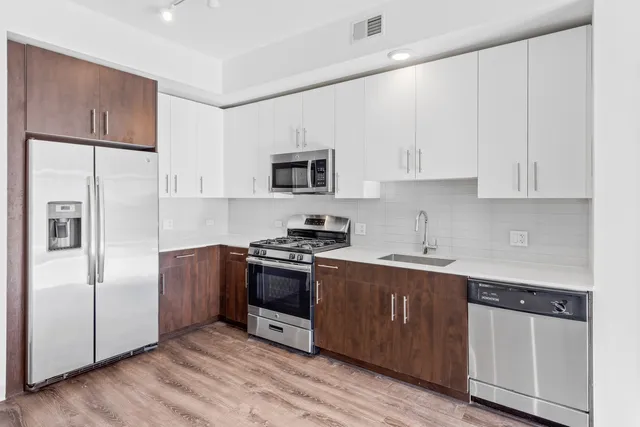 $2,285 | 851 West Grand Avenue, Unit 304, Chicago, IL 60642