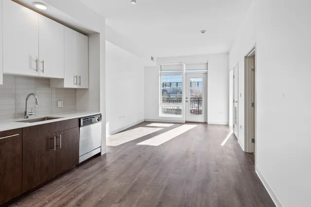 $2,285 | 851 West Grand Avenue, Unit 304, Chicago, IL 60642