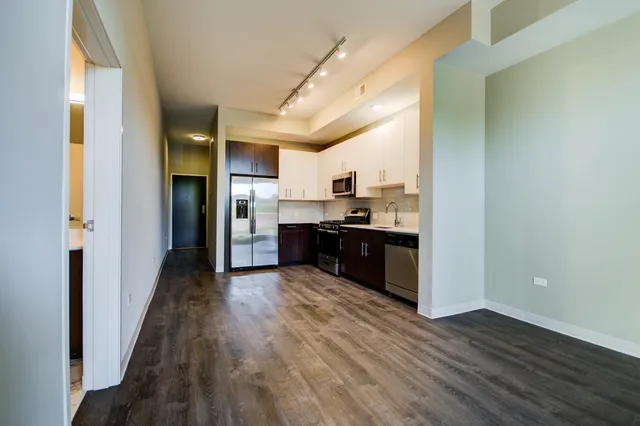 $2,285 | 851 West Grand Avenue, Unit 304, Chicago, IL 60642