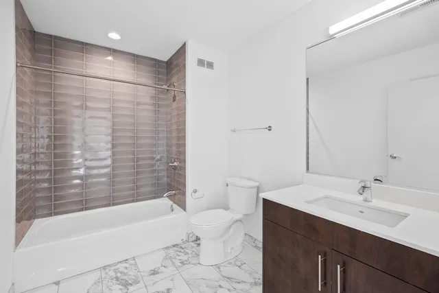 $2,285 | 851 West Grand Avenue, Unit 304, Chicago, IL 60642