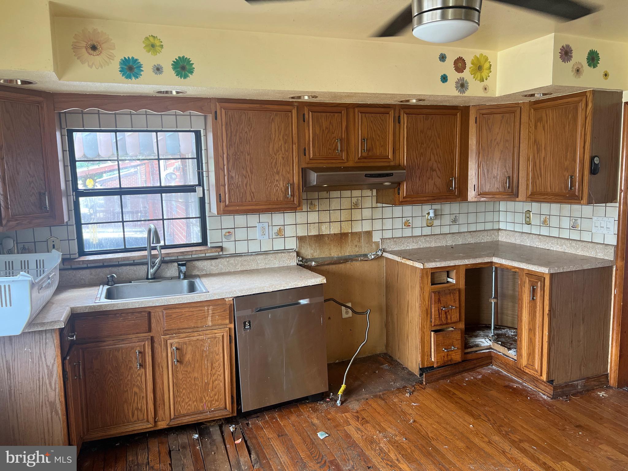 111 Laurel Road Sharon Hill, PA 19079 - Photo 8 of 32 Gallery Image 8