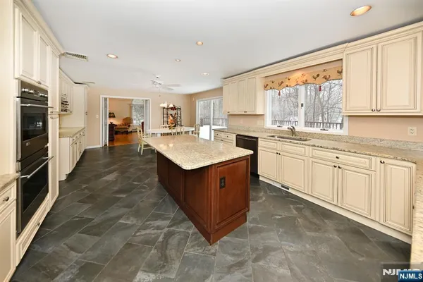 $1,650,000 | 513 Lydia Lane, Wyckoff, NJ 07481