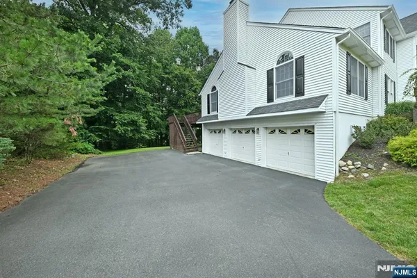 $1,650,000 | 513 Lydia Lane, Wyckoff, NJ 07481