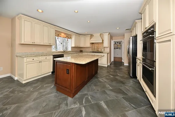 $1,650,000 | 513 Lydia Lane, Wyckoff, NJ 07481