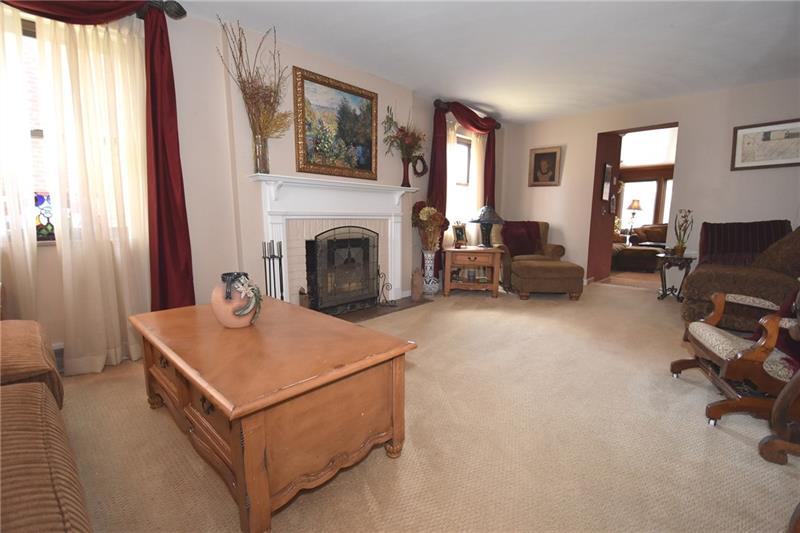 314 Old Farm Road Pittsburgh, PA 15228 - Photo 3 of 25 Gallery Image 3