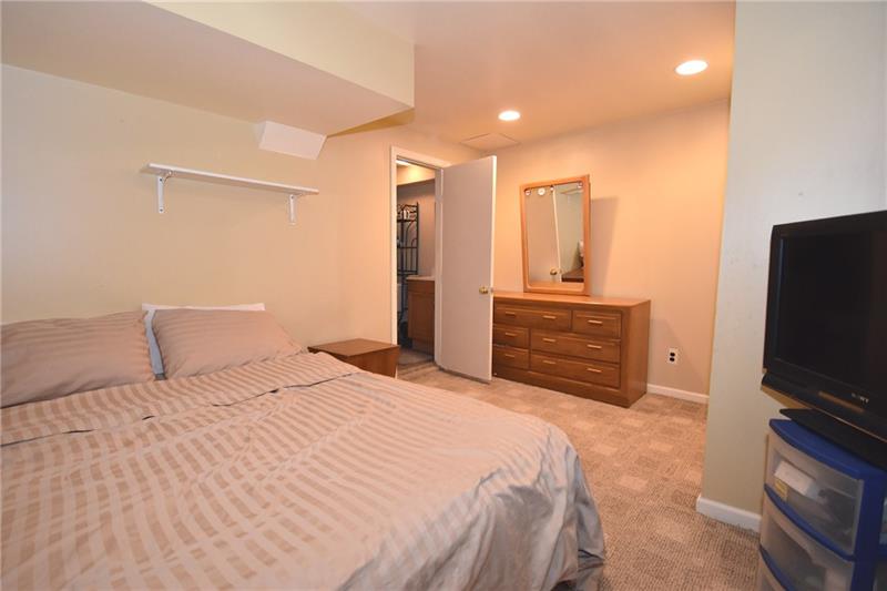 314 Old Farm Road Pittsburgh, PA 15228 - Photo 21 of 25 Gallery Image 21