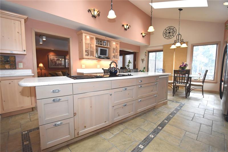 314 Old Farm Road Pittsburgh, PA 15228 - Photo 6 of 25 Gallery Image 6
