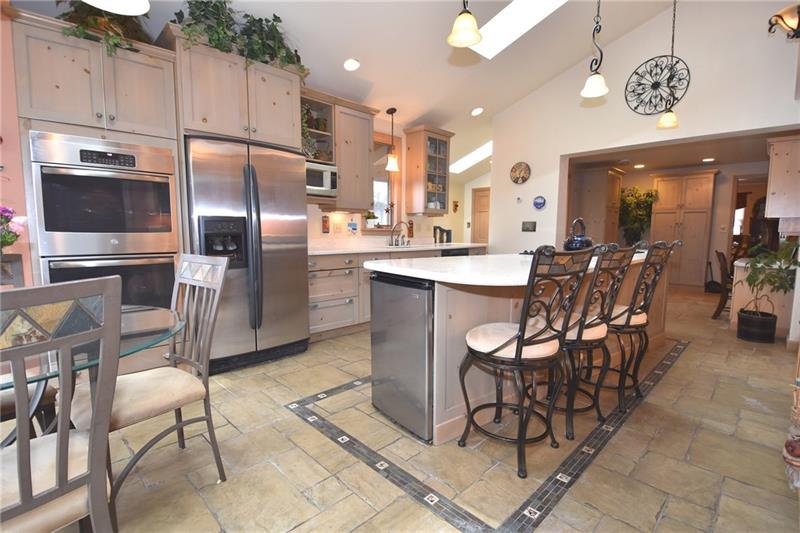 314 Old Farm Road Pittsburgh, PA 15228 - Photo 7 of 25 Gallery Image 7