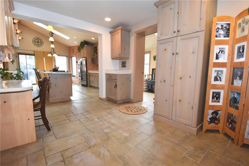 314 Old Farm Road Pittsburgh, PA 15228 - Photo 8 of 25 Gallery Image 8