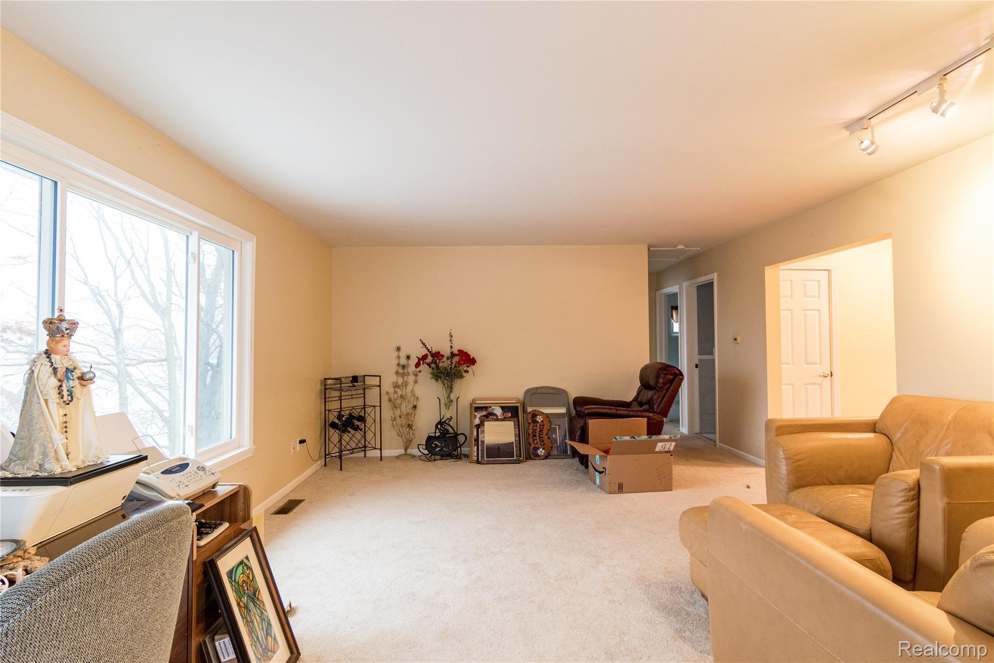 9092 Ridge Road Goodrich, MI 48438 - Photo 4 of 23 9092 Ridge Rd Living Room (3).jpg