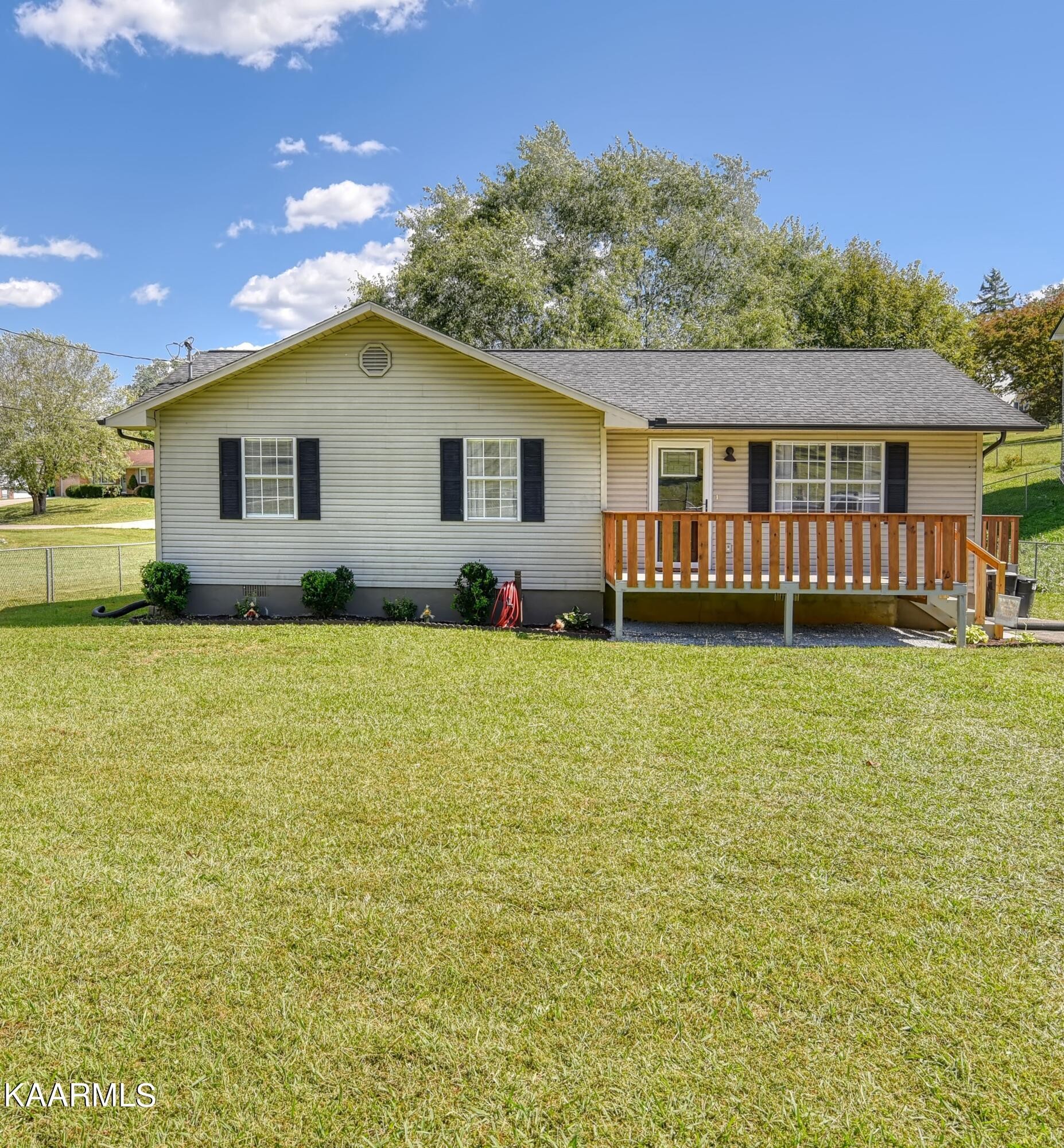 1141 Loop Road La Follette, TN 37766 - Photo 2 of 23