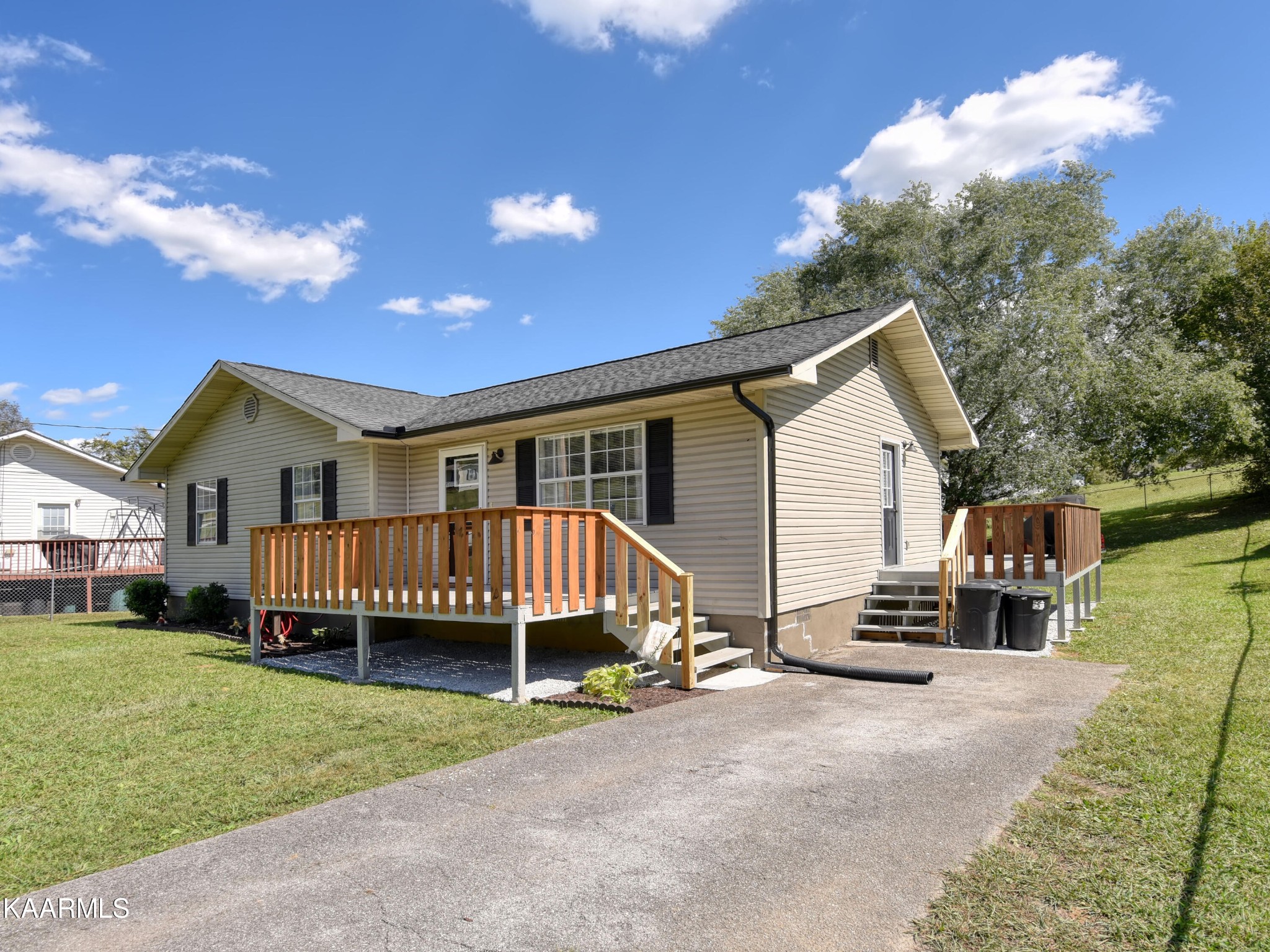 1141 Loop Road La Follette, TN 37766 - Photo 3 of 23