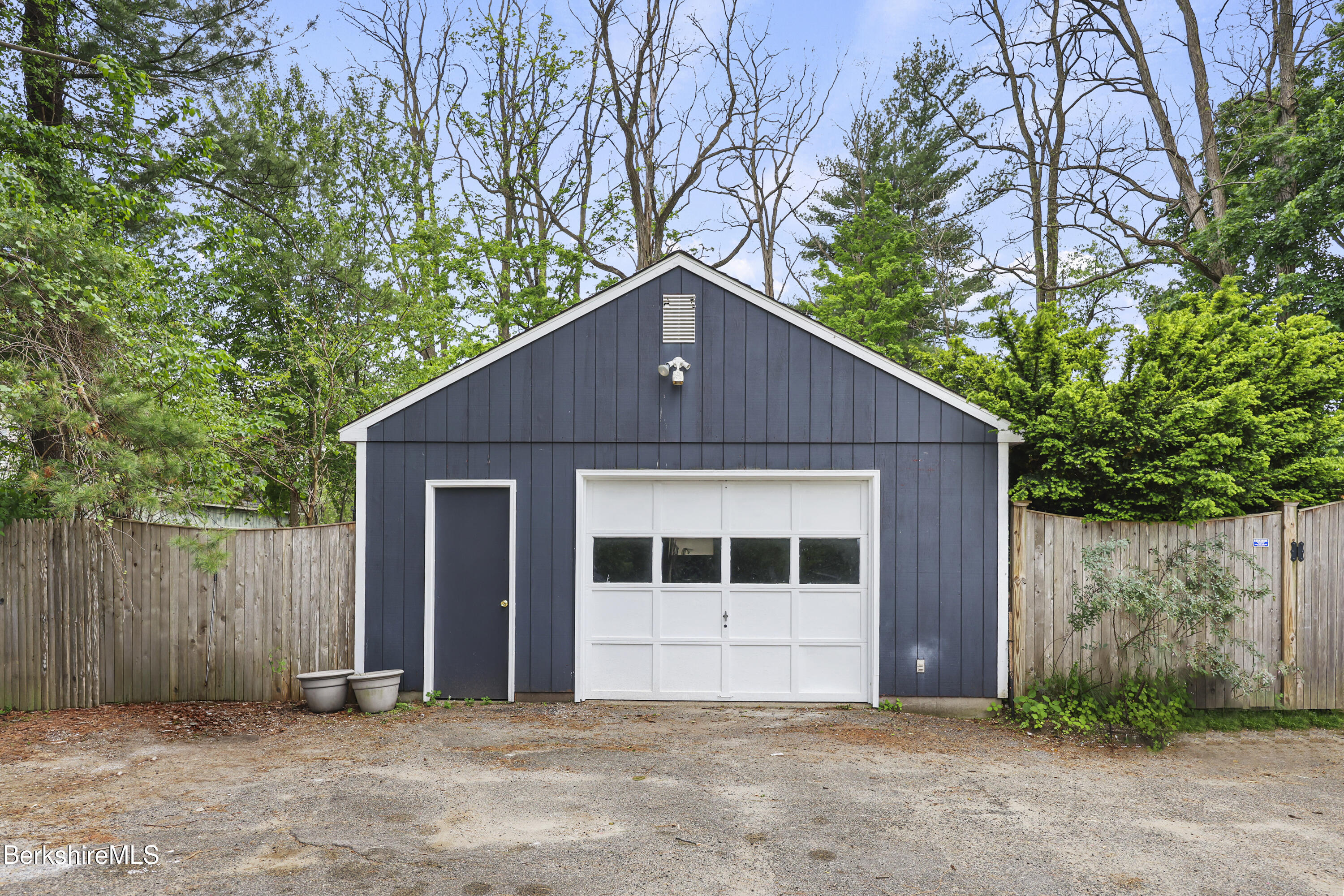 689 North Main Street Sheffield, MA 01257 - Photo 3 of 24 190 Garage
