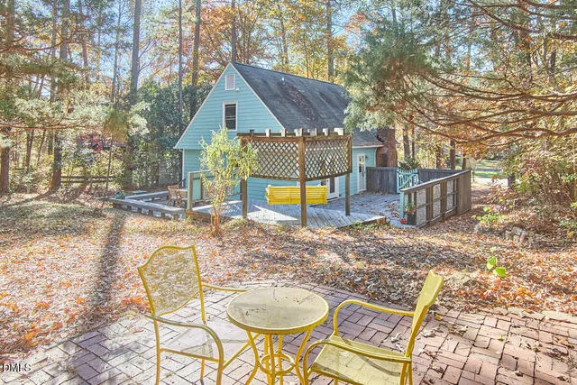 a view of a house with backyard and furniture