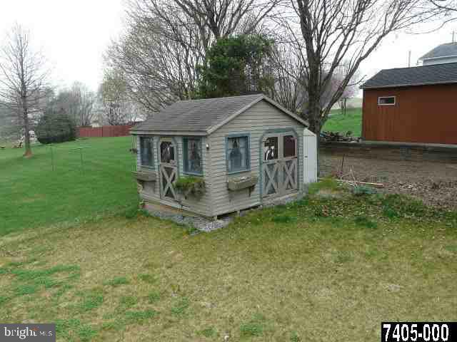 240 Edinburgh Road York, PA 17406 - Photo 4 of 6 Gallery Image 4