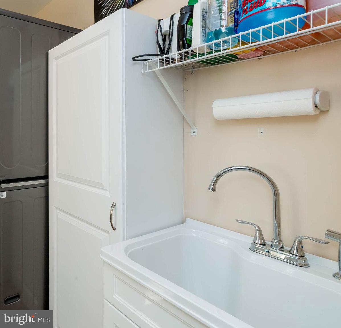 28 Brookfield Road Pasadena, MD 21122 - Photo 23 of 28 Side entrance mud room with sink & for laundry
