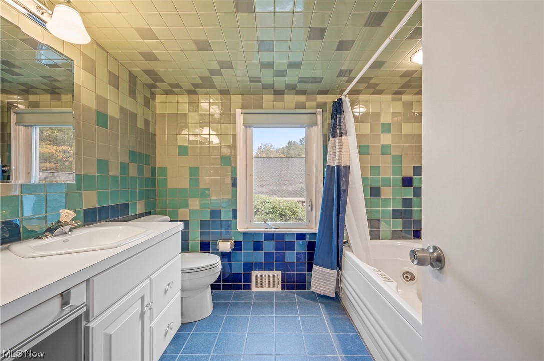 29475 Bolingbrook Road Pepper Pike, OH 44124 - Photo 40 of 49 Full bathroom on second floor.