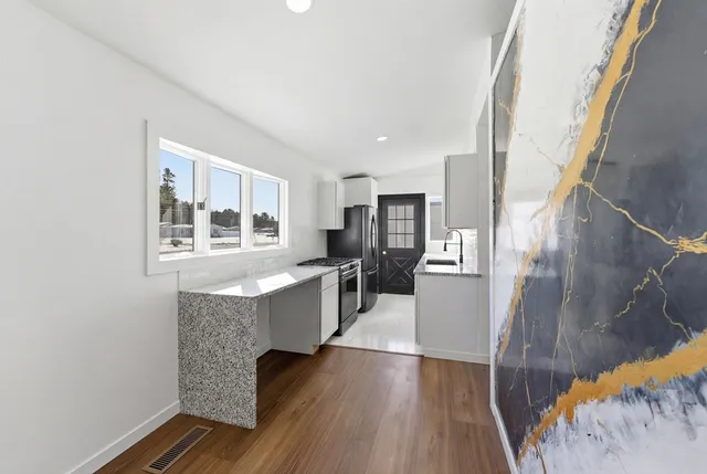 $359,900 | 37 Sun Valley Road, Holyoke, MA 01040