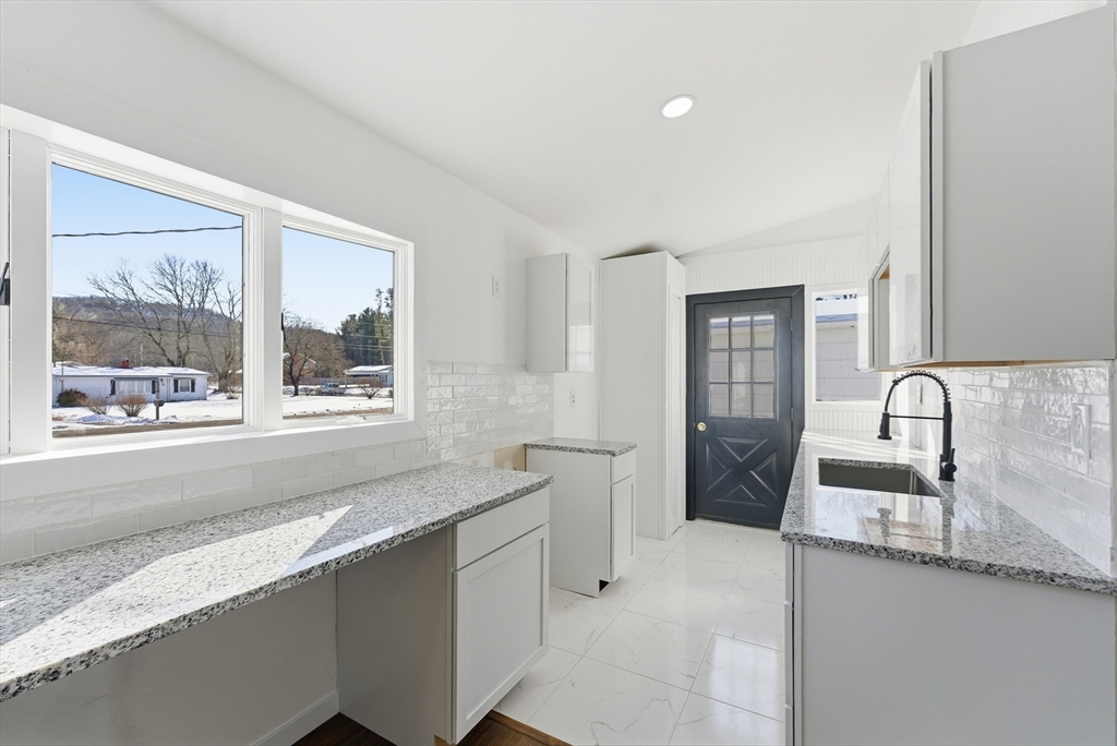 37 Sun Valley Road Holyoke, MA 01040 - Photo 10 of 23