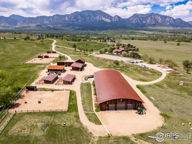 a picture of city view with lake view