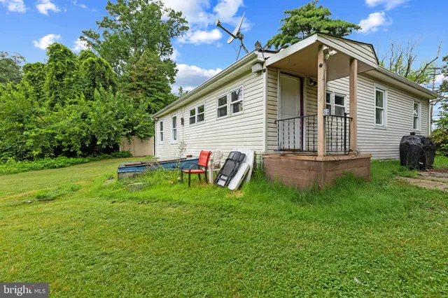 a view of a house with backyard