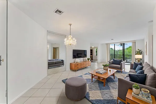 $274,500 | 4400 Northwest 30th Street, Unit 328, Pompano Beach, FL 33066