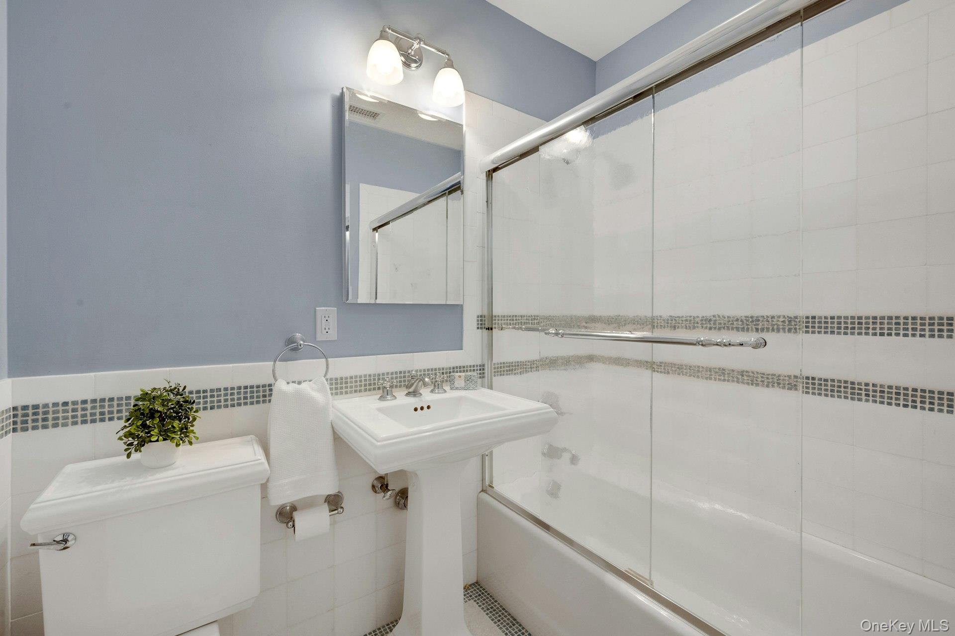 15 Carstensen Road Scarsdale, NY 10583 - Photo 17 of 35 a bathroom with a sink a vanity and a bathtub