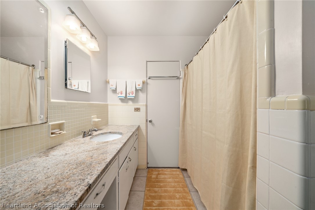 325 Sunset Road Frostproof, FL 33843 - Photo 28 of 48 a bathroom with a granite countertop sink and a mirror