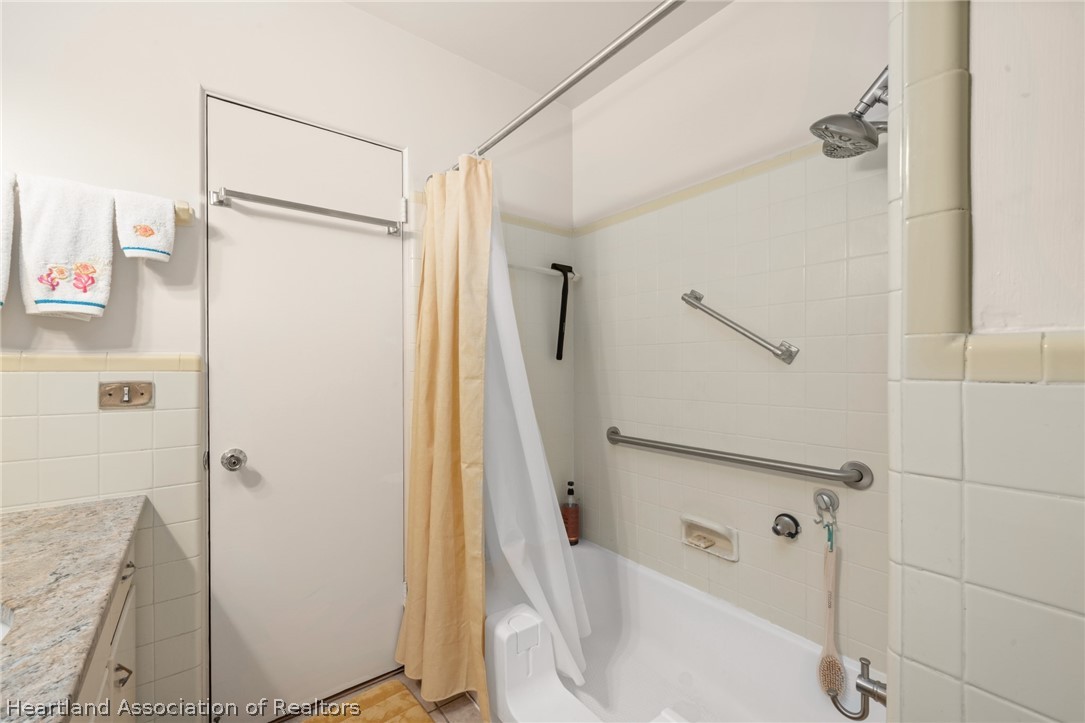 325 Sunset Road Frostproof, FL 33843 - Photo 29 of 48 a bathroom with a tub and a shower
