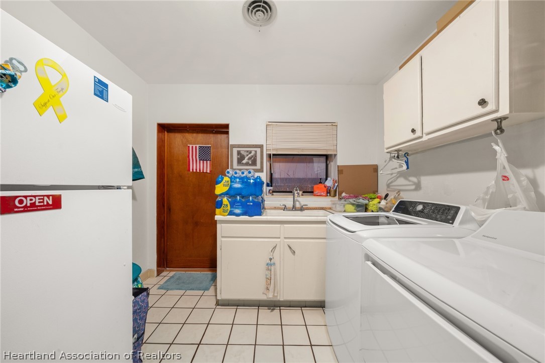 325 Sunset Road Frostproof, FL 33843 - Photo 39 of 48 a kitchen with a refrigerator and a stove top oven