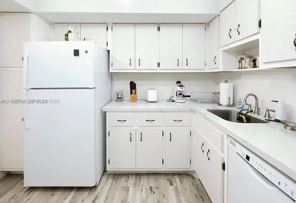 $2,900 | 5701 Collins Avenue, Unit 505, Miami Beach, FL 33140