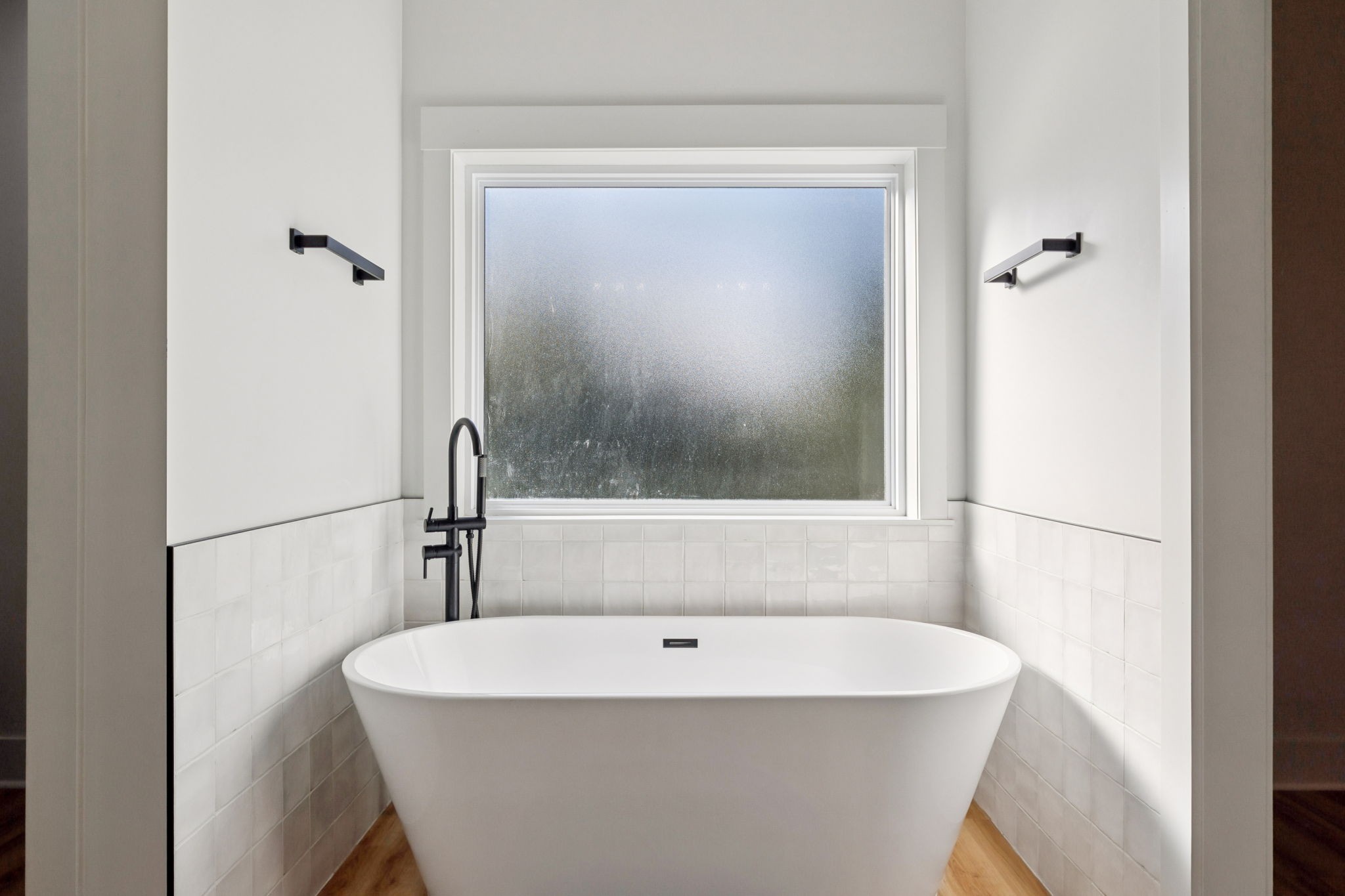 6060 Washer Road Lyles, TN 37098 - Photo 20 of 43 a bathroom with a white bath tub