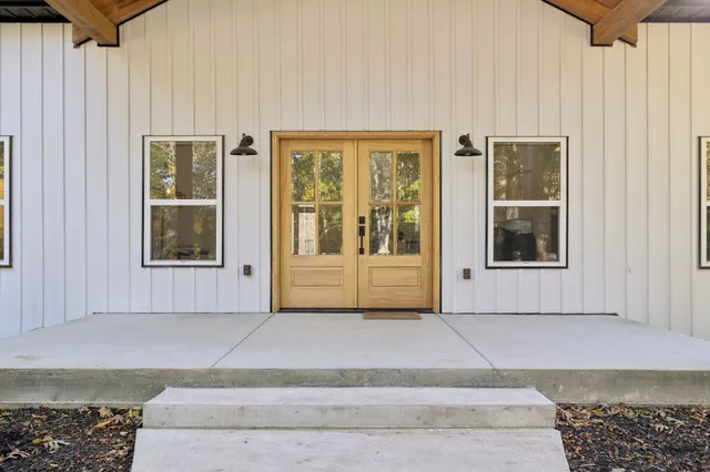 a view of entryway with a rug