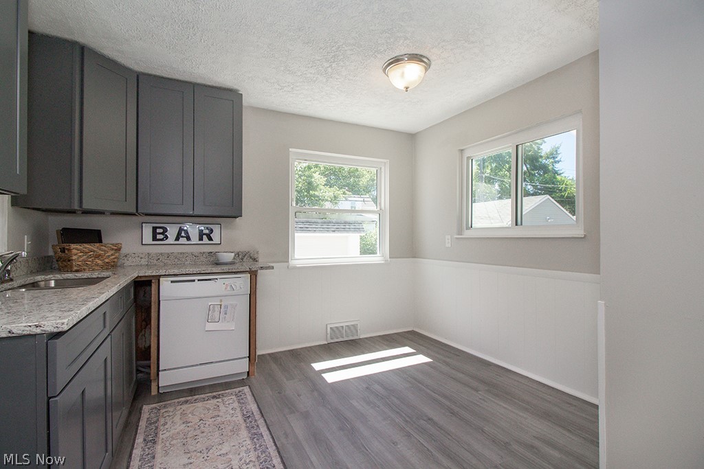 3954 Grosvenor Road Cleveland, OH 44118 - Photo 14 of 35