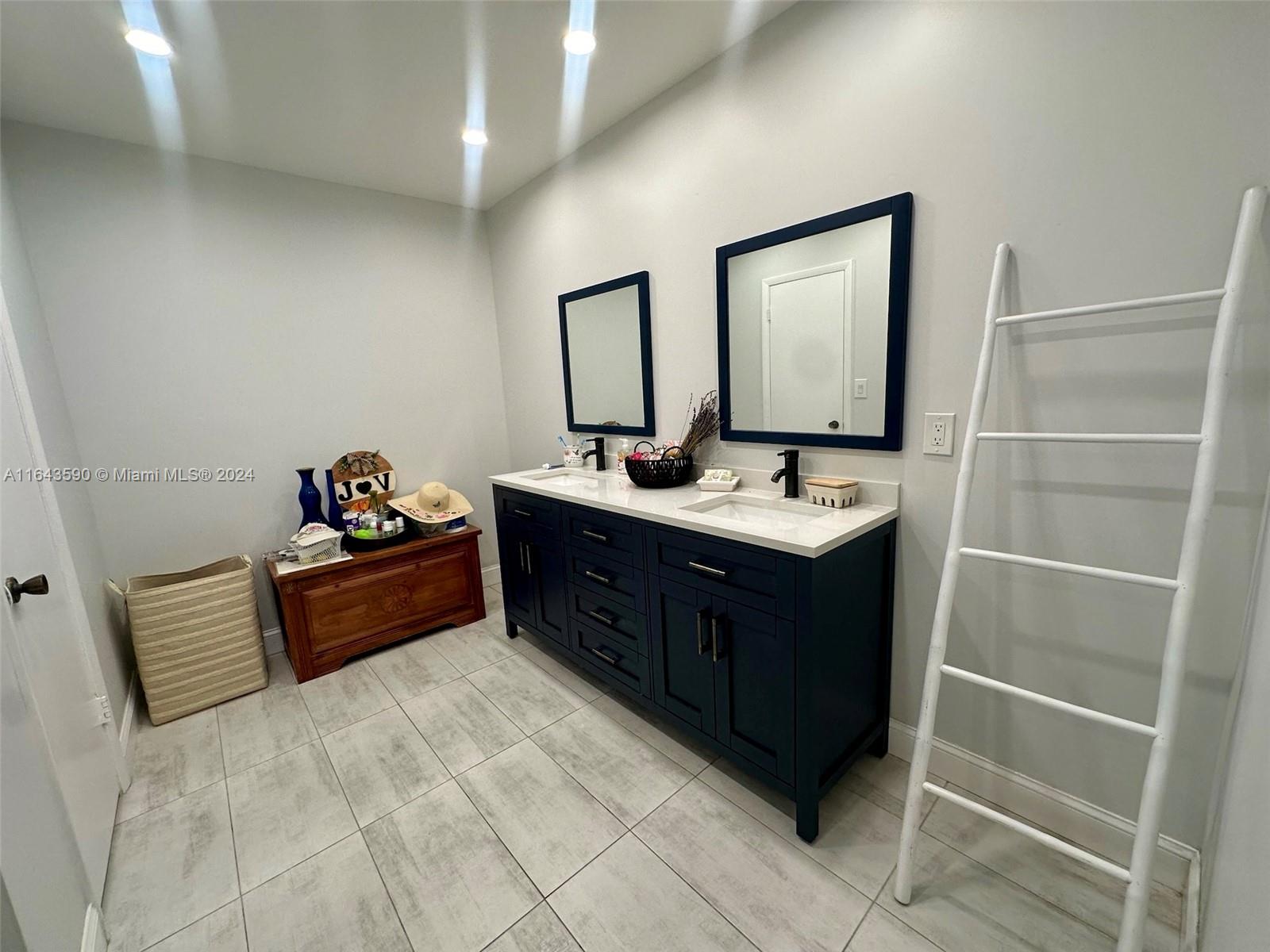 14200 Kendale Lakes Drive Miami, FL 33183 - Photo 11 of 21 a room with a bed and a mirror