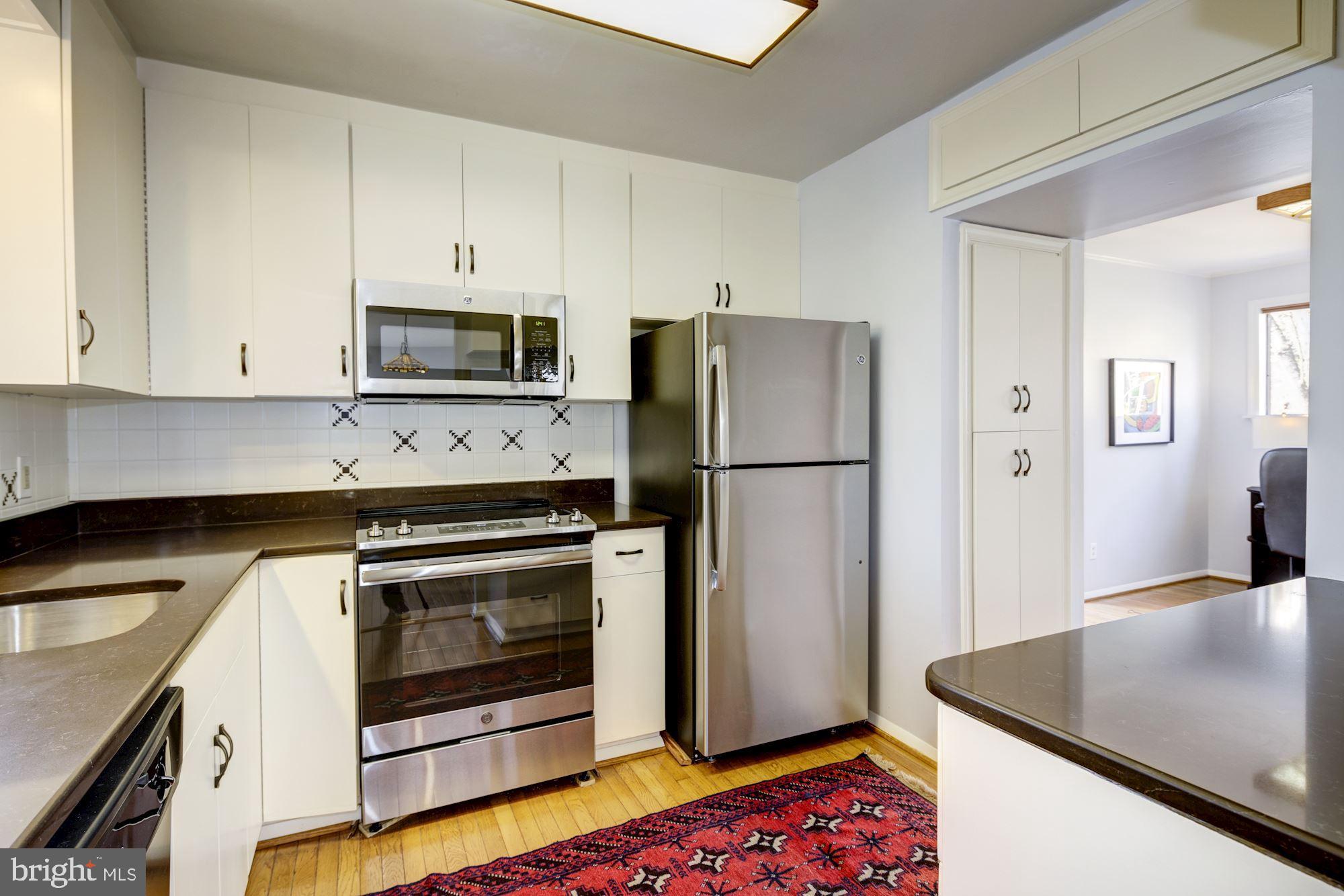 9510 Good Lion Road Columbia, MD 21045 - Photo 23 of 63 GRANITE COUNTERS AND CABINETS W UPMARKET HARDWARE