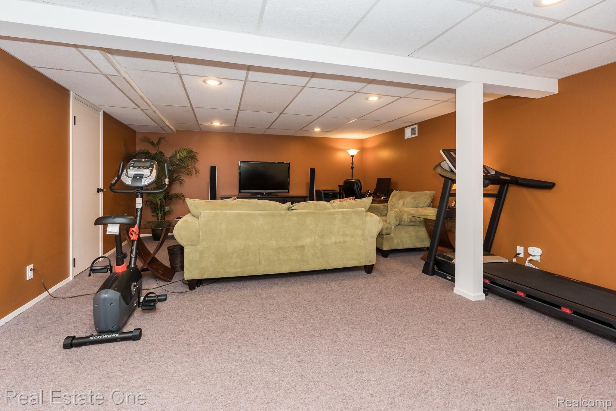 2090 Cumberland Road Rochester, MI 48307 - Photo 27 of 32 Cumberland MLS-W031.jpg