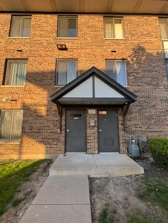 $1,800 | 225 North Gregory Street, Unit 2, Aurora, IL 60504